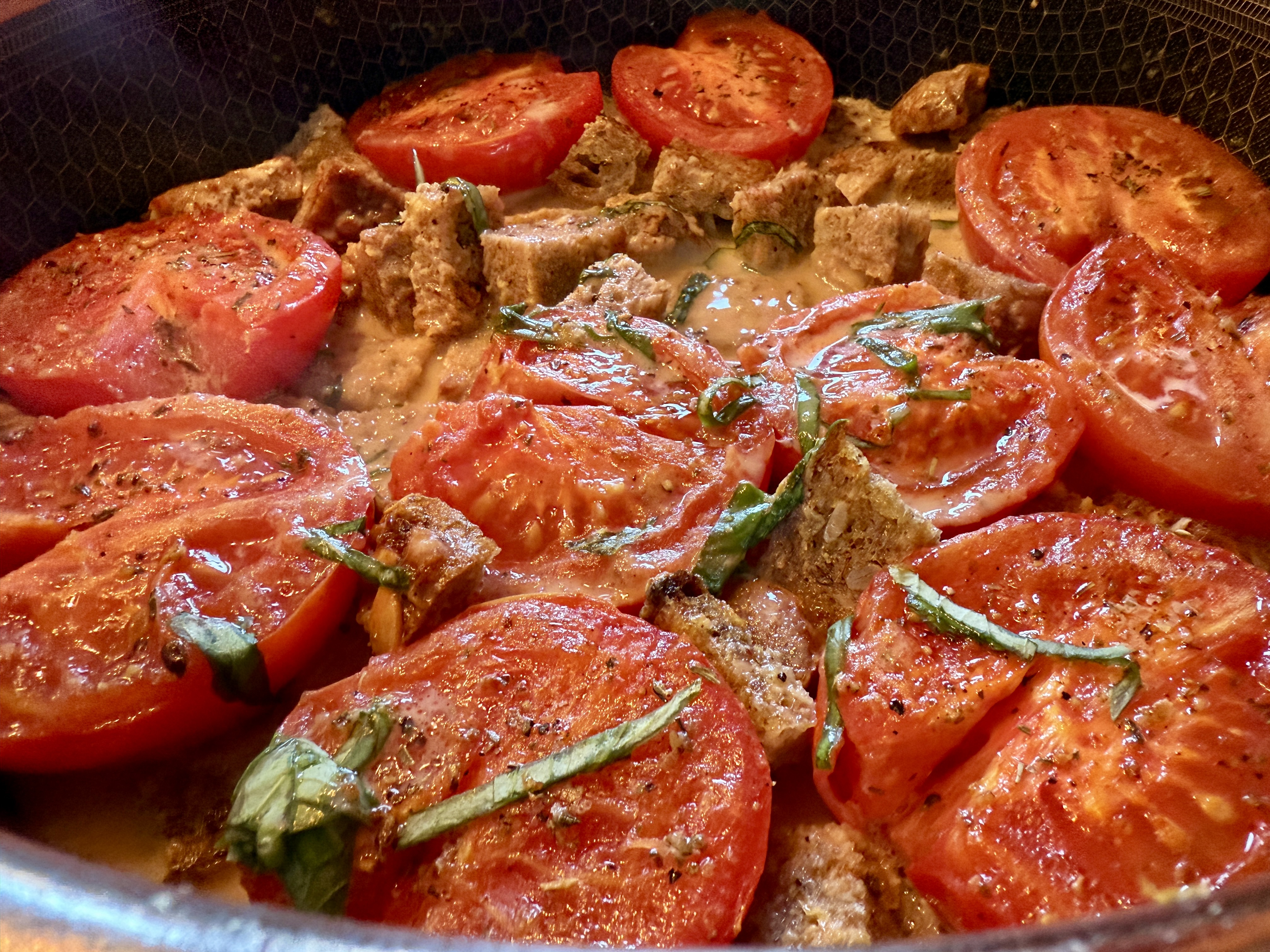 <i>Cremige Tomaten</i><i>mit Knoblauch-</i><i>Croutons</i>